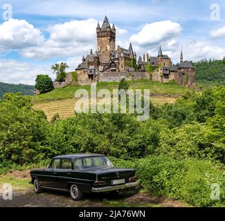 Cochem, Rhénanie-Palatinat, Allemagne - 21 mai 2022 : le Reichsburg Cochem (château impérial de Cochem) sur une colline au-dessus de la Moselle. Banque D'Images