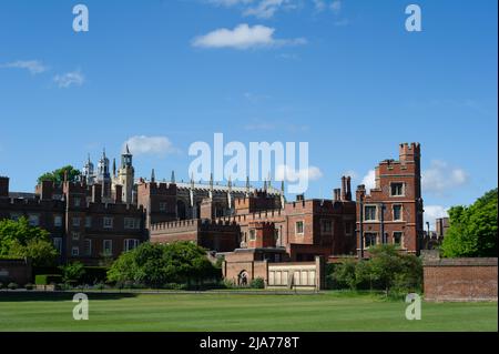 Eton, Windsor, Berkshire, Royaume-Uni. 28th mai 2022. Les Eton College Boys sont maintenant en long congé pour les vacances de mai. Parmi les anciens élèves de la célèbre école publique figurent le duc de Cambridge, le duc de Sussex, David Cameron et l'actuel premier ministre Boris Johnson. Crédit : Maureen McLean/Alay Banque D'Images