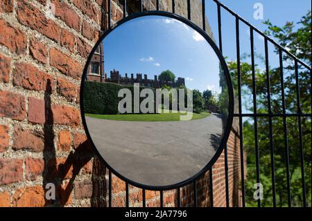 Eton, Windsor, Berkshire, Royaume-Uni. 28th mai 2022. Les Eton College Boys sont maintenant en long congé pour les vacances de mai. Parmi les anciens élèves de la célèbre école publique figurent le duc de Cambridge, le duc de Sussex, David Cameron et l'actuel premier ministre Boris Johnson. Crédit : Maureen McLean/Alay Banque D'Images