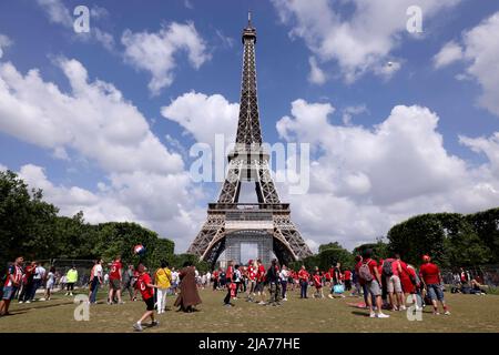 Paris, France. Paris, France. 28th mai 2022 ; Stade de France, Saint-Denis, Paris, France. Finale de football de la Ligue des champions entre le FC Liverpool et le Real Madrid ; les fans de Liverpool descendent sur la Tour Eiffel avant le match crédit : Images de sports action plus/Actualités en direct Alamy crédit : Images de sports action plus/Actualités en direct Alamy Banque D'Images