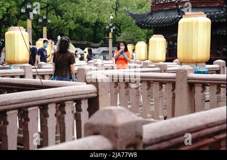 Shanghai. 28th mai 2022. Les citoyens visitent le centre commercial Yuyuan Garden à Shanghai, en Chine orientale, le 28 mai 2022. L'un des points de repère de Shanghai, le Yuyuan Garden Mall a rouvert ses portes samedi. Les gens doivent faire des réservations en ligne avant d'entrer dans le centre commercial. Crédit : Ding Ting/Xinhua/Alay Live News Banque D'Images