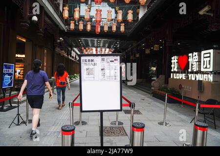 Shanghai. 28th mai 2022. Les citoyens entrent dans le centre commercial Yuyuan Garden à Shanghai, en Chine orientale, le 28 mai 2022. L'un des points de repère de Shanghai, le Yuyuan Garden Mall a rouvert ses portes samedi. Les gens doivent faire des réservations en ligne avant d'entrer dans le centre commercial. Crédit : Ding Ting/Xinhua/Alay Live News Banque D'Images