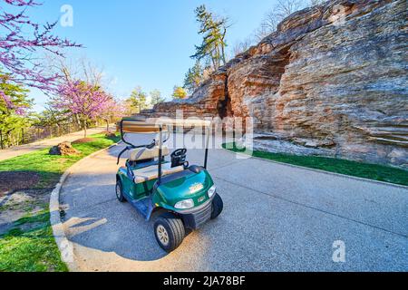 Voiturette de golf sur un magnifique sentier pavé au printemps, à côté des falaises Banque D'Images