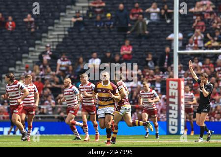 Londres, Royaume-Uni. 28th mai 2022. TUI Lolohea #6 de HUDDERSFIELD Giants est en recul après avoir été sanctionnés à Londres, au Royaume-Uni, le 5/28/2022. (Photo de Mark Cosgrove/News Images/Sipa USA) crédit: SIPA USA/Alay Live News Banque D'Images