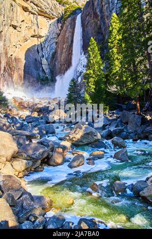 Les eaux glacées se déversent des chutes basses de Yosemite au début du printemps Banque D'Images