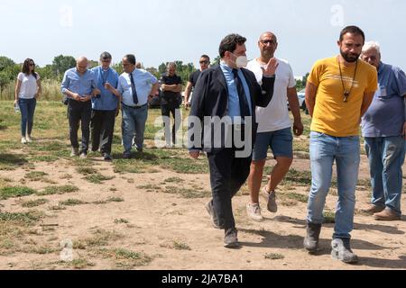 Naples, Italie. 28th mai 2022. Mobilisation lancée le 28 mai 2022 par Masseria Antonio Ferraioli d'Afragola après les menaces d'extorsion reçues et pour souligner que la jonction d'autoroute pour atteindre l'Ikea d'Afragola devra être construite dans une zone différente pour assurer la survie des biens confisqués. Crédit : Agence photo indépendante/Alamy Live News Banque D'Images