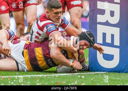 Chris Hill #8 de Huddersfield Giants est attaqué juste à court de la ligne d'essai Banque D'Images