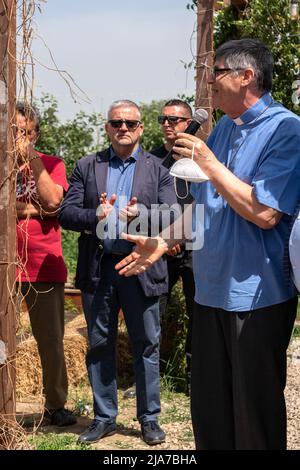 Naples, Italie. 28th mai 2022. Mobilisation lancée le 28 mai 2022 par Masseria Antonio Ferraioli d'Afragola après les menaces d'extorsion reçues et pour souligner que la jonction d'autoroute pour atteindre l'Ikea d'Afragola devra être construite dans une zone différente pour assurer la survie des biens confisqués. Crédit : Agence photo indépendante/Alamy Live News Banque D'Images