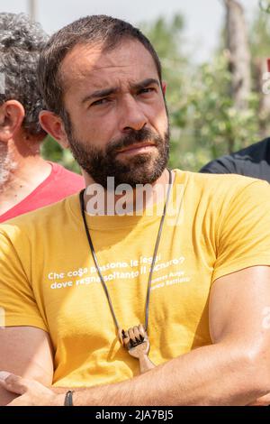 Naples, Italie. 28th mai 2022. Giovanni Russo, directeur de Masseria Antonio Esposito Ferraioli, à la mobilisation appelée en raison des menaces d'extorsion reçues et de souligner que la jonction d'autoroute pour atteindre l'Ikea d'Afragola, devra être construite dans une zone différente pour assurer la survie de la propriété confisquée. Crédit : Agence photo indépendante/Alamy Live News Banque D'Images