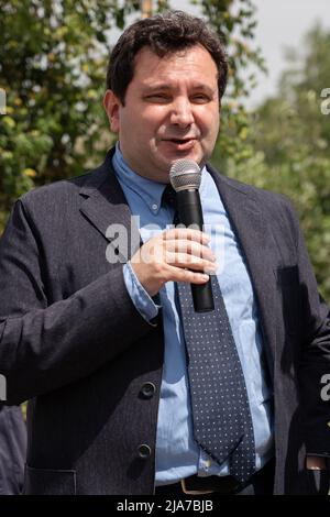 Naples, Italie. 28th mai 2022. Antonio Pannone, maire d'Afragola, lors de son discours à la mobilisation convoquée le 28 mai 2022 par la Masseria Antonio Ferraioli d'Afragola après les menaces d'extorsion reçues et de souligner que la jonction d'autoroute pour atteindre l'Ikea d'Afragola, doit être construit dans une zone différente pour assurer la survie des biens confisqués. Crédit : Agence photo indépendante/Alamy Live News Banque D'Images