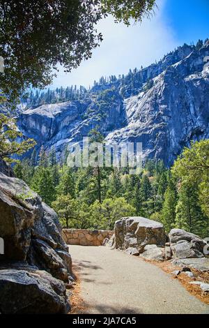 Sentier de randonnée surplombant la vallée de Yosemite Banque D'Images