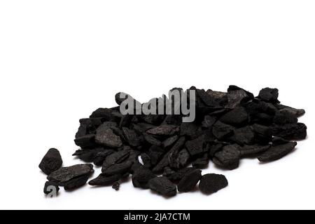 Gros plan de tas de pierres noires de charbon sur fond blanc Banque D'Images