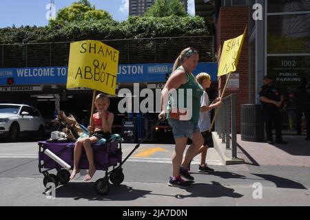 Houston, États-Unis. 28th mai 2022. Les manifestants se réunissent à l'assemblée annuelle de l'ARN au centre de congrès George R. Brown à Houston, Texas, le vendredi 27 mai 2022. La National Rifle Association tient sa réunion annuelle malgré le tir de masse de mardi qui a laissé 19 enfants et deux adultes morts dans une école primaire à Uvalde, Texas. Photo de Jon Farina/UPI crédit: UPI/Alay Live News Banque D'Images