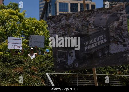 Houston, États-Unis. 28th mai 2022. Les manifestants se réunissent à l'assemblée annuelle de l'ARN au centre de congrès George R. Brown à Houston, Texas, le vendredi 27 mai 2022. La National Rifle Association tient sa réunion annuelle malgré le tir de masse de mardi qui a laissé 19 enfants et deux adultes morts dans une école primaire à Uvalde, Texas. Photo de Jon Farina/UPI crédit: UPI/Alay Live News Banque D'Images