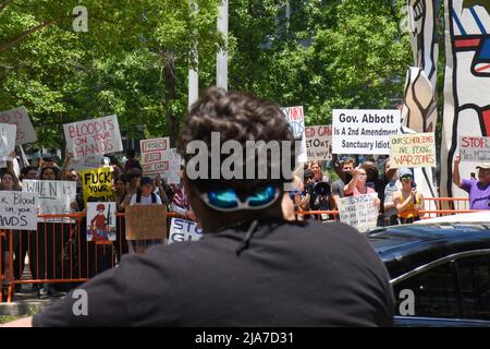 Houston, États-Unis. 28th mai 2022. Les manifestants se réunissent à l'assemblée annuelle de l'ARN au centre de congrès George R. Brown à Houston, Texas, le vendredi 27 mai 2022. La National Rifle Association tient sa réunion annuelle malgré le tir de masse de mardi qui a laissé 19 enfants et deux adultes morts dans une école primaire à Uvalde, Texas. Photo de Jon Farina/UPI crédit: UPI/Alay Live News Banque D'Images