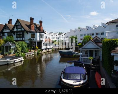 Petite crique à Marlow Lock sur la Tamise Buckinghamshire Angleterre Royaume-Uni avec des hors-bord amarrés et des propriétés historiques et modernes Banque D'Images