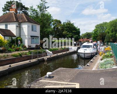 Croisière sur la rivière Marlow Lock sur la Tamise Marlow Buckinghamshire Angleterre Royaume-Uni avec remplissage d'écluse pour le bateau pour se rendre à Henley Banque D'Images