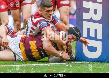 Chris Hill #8 de Huddersfield Giants est attaqué juste à court de la ligne d'essai dans, le 5/28/2022. (Photo de Craig Thomas/News Images/Sipa USA) crédit: SIPA USA/Alay Live News Banque D'Images