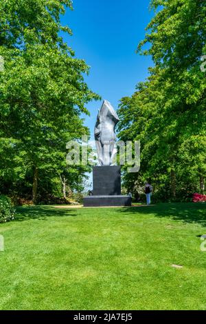 WISLEY, SURREY, Royaume-Uni LE 22 MAI 2022 : une sculpture de Wisley HRS Gardens, appelée ‘Still Water’ par NIC Fiddian-Green, est installée au sommet de Battleston Hill Banque D'Images