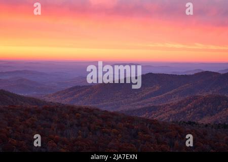 Lever de soleil d'automne depuis Rattlesnake vue dans le parc national Shenandoah en Virginie Banque D'Images