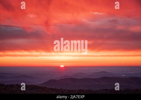 Lever de soleil d'automne depuis Rattlesnake vue dans le parc national Shenandoah en Virginie Banque D'Images