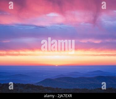 Lever de soleil d'automne depuis Rattlesnake vue dans le parc national Shenandoah en Virginie Banque D'Images