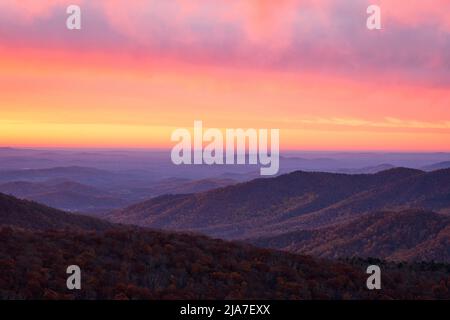 Lever de soleil d'automne depuis Rattlesnake vue dans le parc national Shenandoah en Virginie Banque D'Images