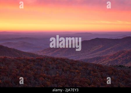 Lever de soleil d'automne depuis Rattlesnake vue dans le parc national Shenandoah en Virginie Banque D'Images