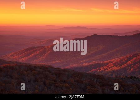 Lever de soleil d'automne depuis Rattlesnake vue dans le parc national Shenandoah en Virginie Banque D'Images