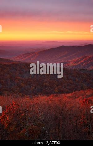 Lever de soleil d'automne depuis Rattlesnake vue dans le parc national Shenandoah en Virginie Banque D'Images