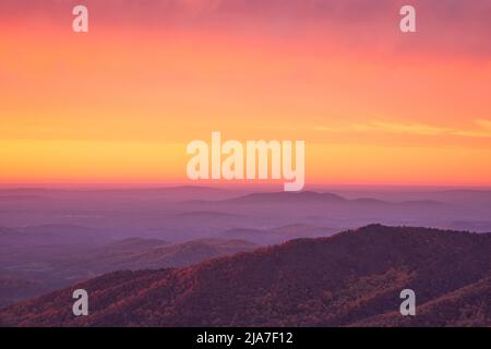 Lever de soleil d'automne depuis Rattlesnake vue dans le parc national Shenandoah en Virginie Banque D'Images