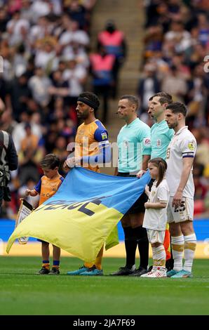 Les capitaines de l'équipe et les officiels du match posent pour une photo avec un drapeau ukrainien avant la finale du match de la Sky Bet League 2 au stade Wembley, Londres. Date de la photo: Samedi 28 mai 2022. Banque D'Images