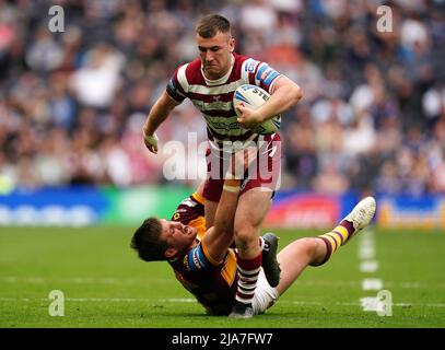 Harry Smith (à droite) de Wigan Warriors, attaqué par Joe Greenwood de HUDDERSFIELD Giants lors de la finale de la coupe du défi Betfred au stade Tottenham Hotspur Date de la photo : samedi 28 mai 2022. Banque D'Images