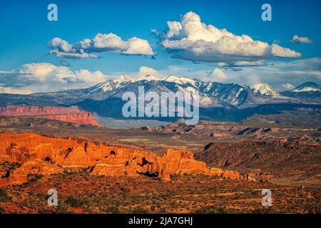 Les montagnes de la Sal, vues depuis le parc national d'Arches dans l'Utah Banque D'Images