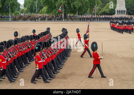 Horse Guards Parade, Londres, Royaume-Uni. 28 mai 2022. La revue du colonel a lieu, revue par HRH le duc de Cambridge, et est la répétition finale de Trooping the Color qui aura lieu en semaine - jeudi 2nd juin - pour l'année du Jubilé de platine. Cette année, l'honneur de trooping leur couleur tombe aux gardes irlandais et, en tant que colonel du régiment, le duc dirige la revue finale. Crédit : Malcolm Park/Alay Live News Banque D'Images