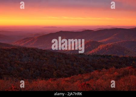 Lever de soleil d'automne depuis Rattlesnake vue dans le parc national Shenandoah en Virginie Banque D'Images