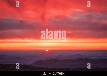 Lever de soleil d'automne depuis Rattlesnake vue dans le parc national Shenandoah en Virginie Banque D'Images