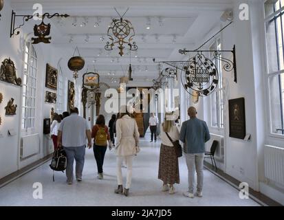 Le Musée Carnavalet est l'un des plus anciens musées de Paris depuis sa création en 1880 : sa collection, qui comprend plus de 610 000 objets rares, raconte l'histoire de la capitale française, de l'Antiquité au 20th siècle. Le musée consacré à l'histoire de Paris et situé au coeur du Marais, est en travaux de rénovation depuis plus de 4 ans. Dans cette photo : salle d'exposition du panneau du 19th siècle. Paris, France, le 28 mai 2022. Photo de Patrice Pierrot/ABACAPRESS.COM Banque D'Images