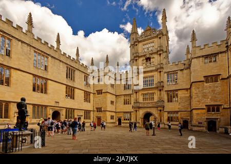 OXFORD CITY ENGLAND À L'INTÉRIEUR DU QUAD DE LA BIBLIOTHÈQUE BODLEIAN AVEC LES TOURISTES ET LES VISITEURS Banque D'Images