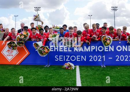 WIJDEWORMER, PAYS-BAS - MAI 28 : Rome-Jayden Owusu-Oduro, Jurre van Aken, Wouter Goes, Maxim Dekker, SEM Dekkers, Nick Twisk, RO-Angelo Daal, Dave Kwakman, Mexx Meerdink, Fedde de Jong, Myron van Brederode, Daniel Beukers, Job Kalisvaart, Arouna Kabba, Jayen Gerold, Tom Kerssens, Lewis Schouten, Jayden Addai fêtent la victoire du championnat lors du match final du championnat U18 de la division 1 entre AZ Alkmaar U18 et PSV U18 au complexe AFAS TrainingsComplex le 28 mai 2022 à Wijdewormer, pays-Bas (photo de Patrick Goosen/Orange Pictures) Banque D'Images