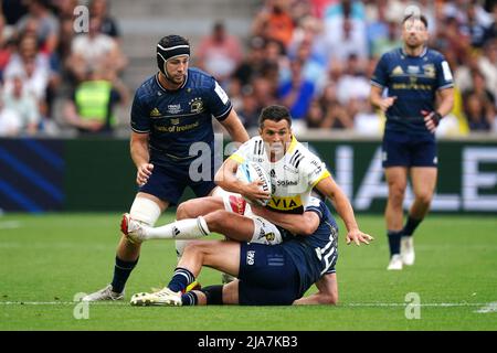 Brace Dulin de Stade Rochelais est affronté par Jimmy O'Brien de Leinster lors de la finale de la coupe des champions Heineken au Stade Velodrome de Marseille. Date de la photo: Samedi 28 mai 2022. Banque D'Images