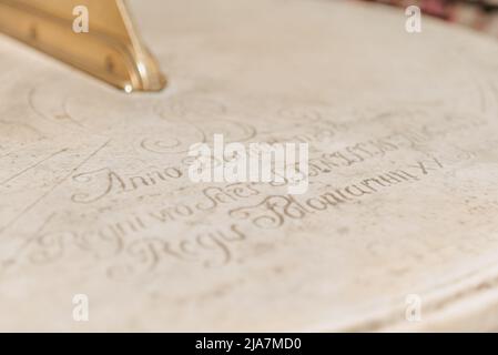 La photo rapprochée du texte sur l'horloge solaire près du Palais sur l'île Banque D'Images