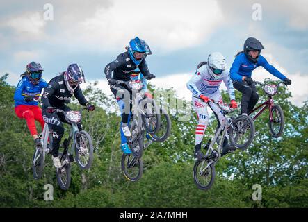 Les pilotes de la Women's U23 au cours de la première journée de l'épreuve de la coupe du monde de course UCI BMX à Glasgow. Date de la photo: Samedi 28 mai 2022. Banque D'Images