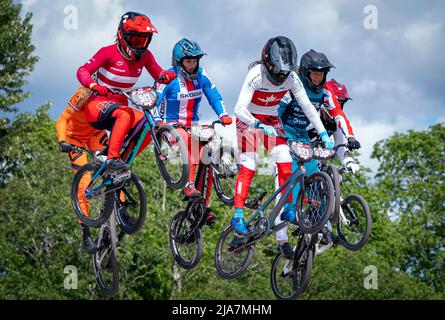 Les pilotes de la Women's U23 au cours de la première journée de l'épreuve de la coupe du monde de course UCI BMX à Glasgow. Date de la photo: Samedi 28 mai 2022. Banque D'Images