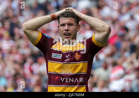 Les joueurs de Huddersfield Giants se tiennent stupéfaits et découragés après avoir perdu dans Wigan Warriors Banque D'Images