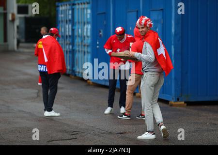 Helsinki, Finlande. 26th mai 2022. Les fans de l'équipe nationale suisse de hockey sur glace, vêtus de costumes aux symboles nationaux, se sont rassemblés devant le stade avant le quart de finale entre les États-Unis et la Suisse. Les fans sont venus du monde entier pour soutenir leurs équipes au Ice Hall d'Helsinki. (Photo de Takimoto Marina/SOPA Images/Sipa USA) crédit: SIPA USA/Alay Live News Banque D'Images