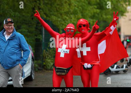 Helsinki, Finlande. 26th mai 2022. Les fans de l'équipe nationale suisse de hockey sur glace, vêtus de costumes aux symboles nationaux, se sont rassemblés devant le stade avant le quart de finale entre les États-Unis et la Suisse. Les fans sont venus du monde entier pour soutenir leurs équipes au Ice Hall d'Helsinki. (Photo de Takimoto Marina/SOPA Images/Sipa USA) crédit: SIPA USA/Alay Live News Banque D'Images