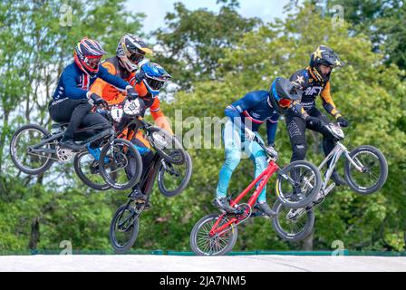 Les pilotes de la course Elite masculine lors de la première journée de la coupe du monde de course UCI BMX à Glasgow. Date de la photo: Samedi 28 mai 2022. Banque D'Images