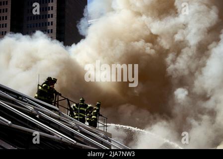 Fulton Market Tin bâtiment suspect incendie à 29 mars 1995, New York Banque D'Images