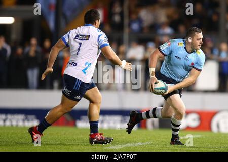 28th mai 2022 ; Leichhardt Oval, Lilyfield, Nouvelle-Galles du Sud, Australie ; Super Rugby Pacific , Nouvelle-Galles du Sud Waratahs versus Blues; Angus Bell of the NSW Waratahs passe le ballon Banque D'Images